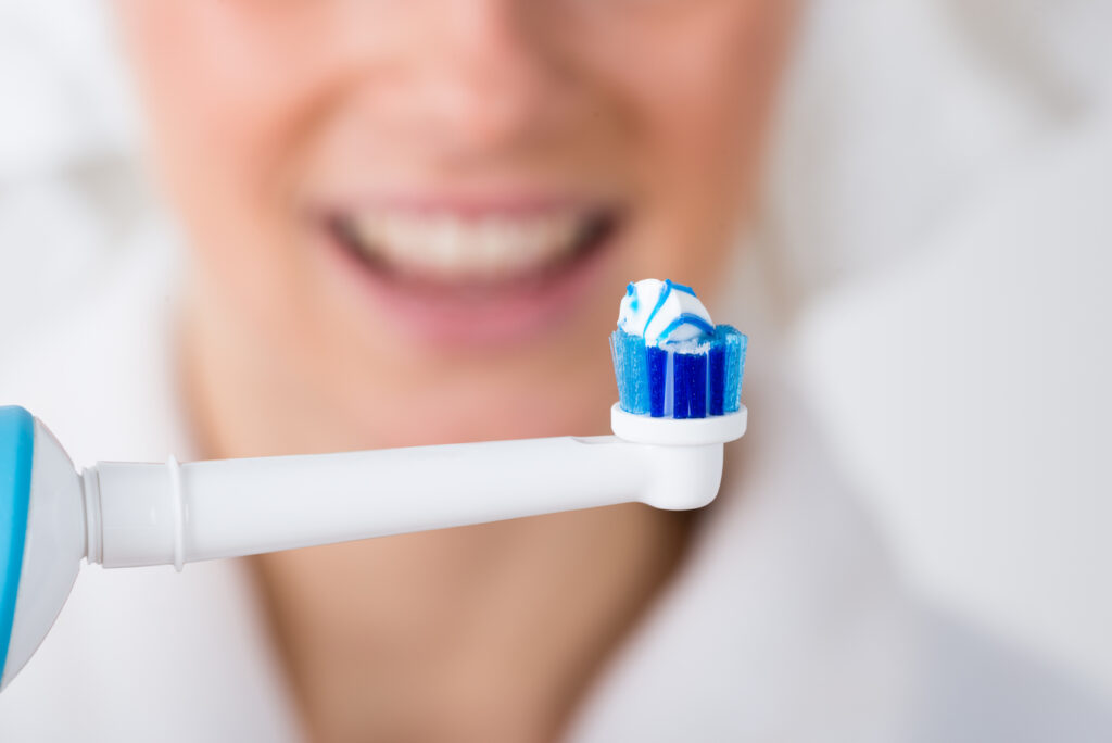 cepillado dientes con cepillo electrico 1024x684 - Cómo cepillarse los dientes